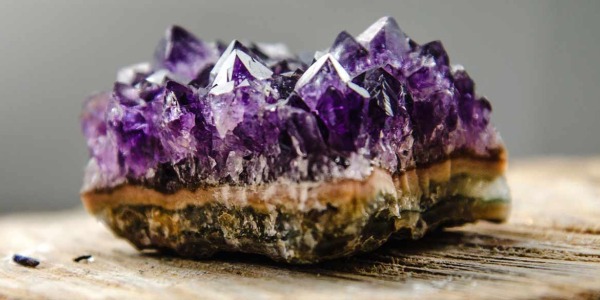 Améthyste : Histoire, vertus et propriétés de ce minéral violet